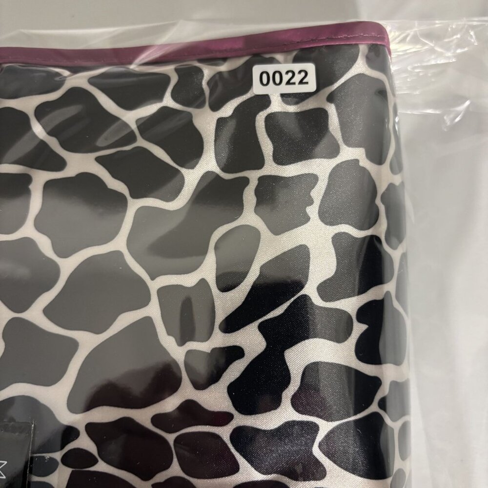Hanging Travel Organizer 4  Plastic Bottles, Soap Dish, Pouff  Foldable - Picture 8 of 8